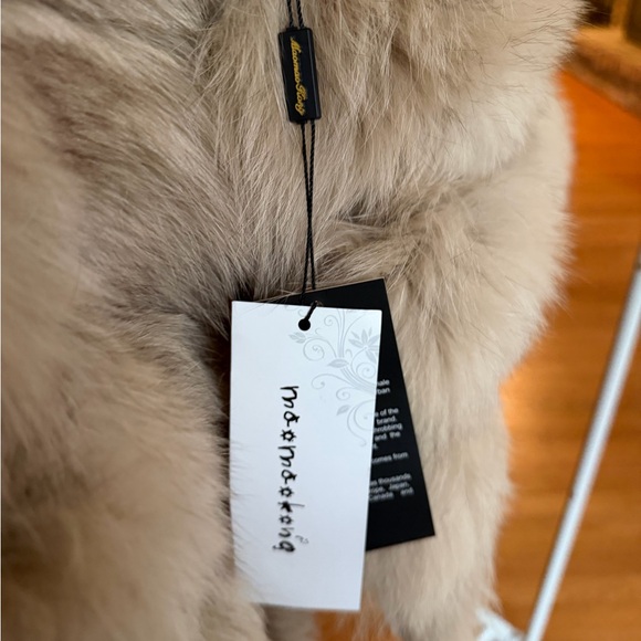 Luxurious Beige Fox Fur Coat - Picture 3 of 5